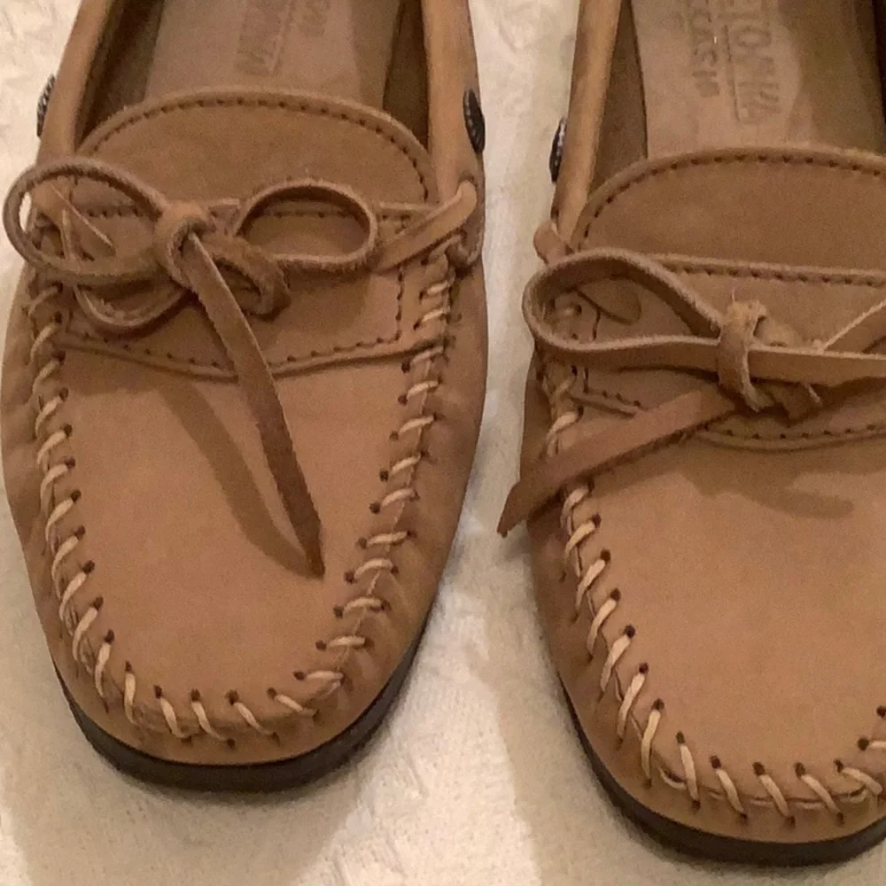 Minnetonka Hard Sole Moccasin Sz 8.5 Decorative Side Studs Leather Top Tie - Picture 5 of 6
